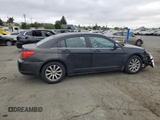 2010 Chrysler Sebring Limited z VIN 1C3CC5FB5AN172298, wystawiony jako Copart lot #52951805 z przebiegiem 146 996 mil mil oraz Szkoda całkowita • Salvage title. Historia ofert i sprzedaży dostępna na DreamBid. Obrazek 3.