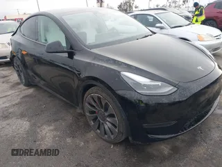 2022 Tesla Model Y Performance z VIN 7SAYGDEF0NF574239, wystawiony jako IAAI lot #41569830 z przebiegiem 45 870 mil mil oraz . Historia ofert i sprzedaży dostępna na DreamBid. Obrazek 1.