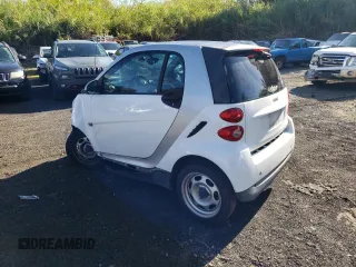2012 Smart fortwo Pure z VIN WMEEJ3BA1CK577558, wystawiony jako Copart lot #39598584 z przebiegiem Nie podano mil oraz Szkody całkowita. Historia ofert i sprzedaży dostępna na DreamBid. Obrazek 2.