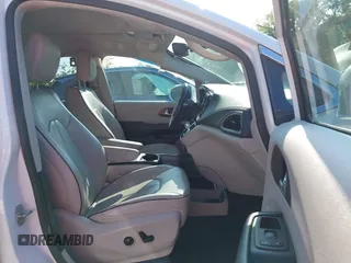 2020 Chrysler Pacifica Limited with VIN 2C4RC1GG1LR176086, listed as a IAAI auction lot 42255135 with 85,334 mi miles and . Bid and sale history available at DreamBid. Image 5.