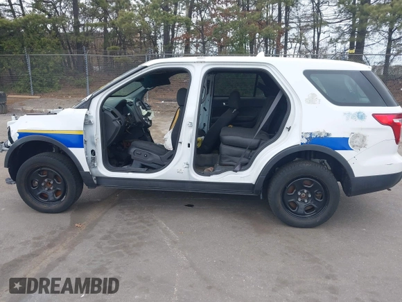 2014 Ford Police Interceptor Utility z VIN 1FM5K8AR1EGC50062, wystawiony jako IAAI lot #42081594 z przebiegiem 97 045 mil mil oraz . Historia ofert i sprzedaży dostępna na DreamBid. Obrazek 13.