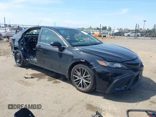 2023 Toyota Camry SE z VIN 4T1G11AK3PU826700, wystawiony jako IAAI lot #41949922 z przebiegiem 61 730 mil mil oraz . Historia ofert i sprzedaży dostępna na DreamBid. Obrazek 1.