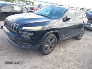2017 Jeep Cherokee Latitude z VIN 1C4PJMCS4HW512630, wystawiony jako IAAI lot #42279298 z przebiegiem 77 329 mil mil oraz . Historia ofert i sprzedaży dostępna na DreamBid. Obrazek 2.