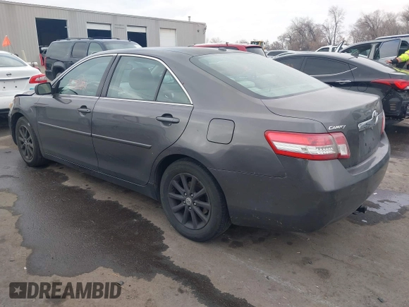 2011 Toyota Camry LE z VIN 4T4BF3EK7BR165320, wystawiony jako IAAI lot #41299126 z przebiegiem 271 182 mil mil oraz . Historia ofert i sprzedaży dostępna na DreamBid. Obrazek 3.