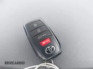 2025 Toyota Camry LE z VIN 4T1DAACK7SU034414, wystawiony jako IAAI lot #42402941 z przebiegiem 22 553 mil mil oraz . Historia ofert i sprzedaży dostępna na DreamBid. Obrazek 11.