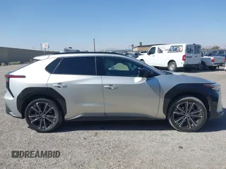 2023 Toyota bZ4X XLE z VIN JTMAAAAA6PA015170, wystawiony jako IAAI lot #42119233 z przebiegiem 64 284 mil mil oraz . Historia ofert i sprzedaży dostępna na DreamBid. Obrazek 13.