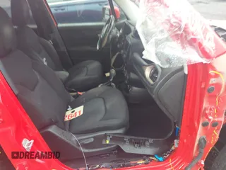2017 Jeep Renegade Latitude z VIN ZACCJBBB5HPF98077, wystawiony jako IAAI lot #42323925 z przebiegiem 78 893 mil mil oraz . Historia ofert i sprzedaży dostępna na DreamBid. Obrazek 5.