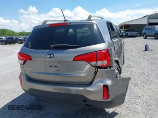 2015 Kia Sorento LX z VIN 5XYKTCA67FG654369, wystawiony jako IAAI lot #42172966 z przebiegiem 170 958 mil mil oraz . Historia ofert i sprzedaży dostępna na DreamBid. Obrazek 17.