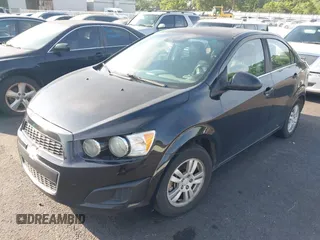 2016 Chevrolet Sonic LT z VIN 1G1JC5SH0G4108237, wystawiony jako IAAI lot #42413352 z przebiegiem 196 185 mil mil oraz . Historia ofert i sprzedaży dostępna na DreamBid. Obrazek 2.