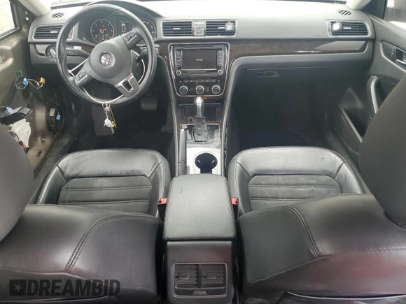 2015 Volkswagen Passat SEL Premium z VIN 1VWCV7A3XFC030563, wystawiony jako Copart lot #56851175 z przebiegiem 217 343 mil mil oraz Szkoda całkowita • Salvage title. Historia ofert i sprzedaży dostępna na DreamBid. Obrazek 8.