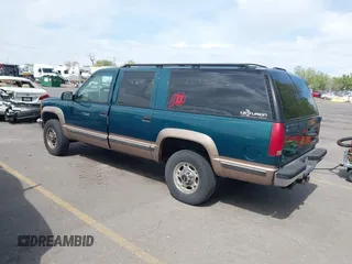 1995 Chevrolet Suburban with VIN 1GNGK26N9SJ397588, listed as a IAAI auction lot 42114009 with 238,914 mi miles. Bid and sale history available at carsss.com. Image 3.