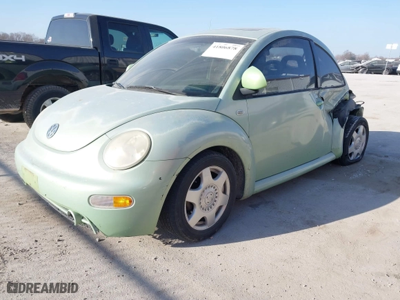 2000 Volkswagen New Beetle GLS with VIN 3VWCA21C0YM403254, listed as a IAAI auction lot 41806878 with 119,547 mi miles. Bid and sale history available at carsss.com. Image 18.