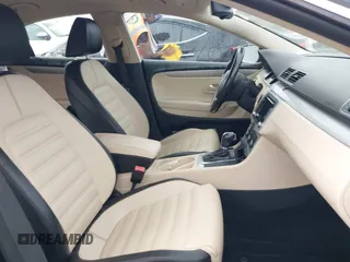 2012 Volkswagen CC R-Line z VIN WVWMP7AN5CE501909, wystawiony jako IAAI lot #39791104 z przebiegiem 217 399 mil mil oraz . Historia ofert i sprzedaży dostępna na DreamBid. Obrazek 5.