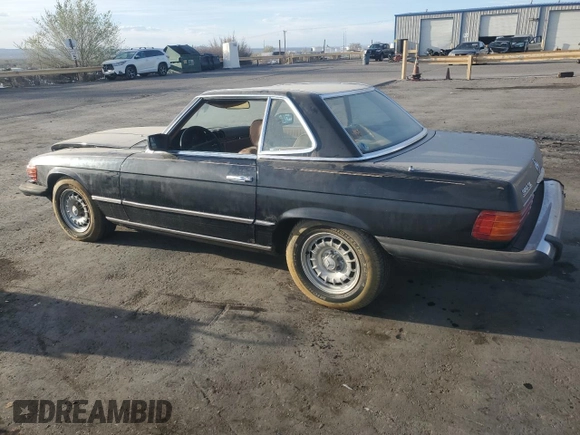 1985 Mercedes-Benz 380 z VIN WDBBA45C6FA018567, wystawiony jako Copart lot #49676645 z przebiegiem 129 320 mil mil oraz Czysty tytuł • Clean title. Historia ofert i sprzedaży dostępna na DreamBid. Obrazek 2.
