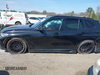 2021 BMW X5 M z VIN 5YMJU0C08M9F36288, wystawiony jako IAAI lot #42130767 z przebiegiem 44 225 mil mil oraz . Historia ofert i sprzedaży dostępna na DreamBid. Obrazek 15.