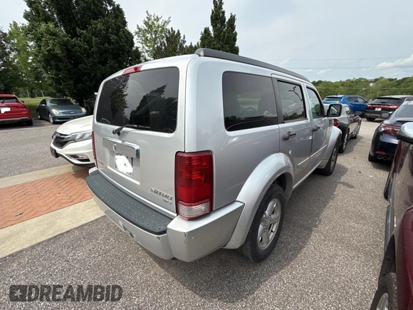2011 Dodge Nitro SXT z VIN 1D4PT5GK5BW533989, wystawiony jako Copart lot #61019655 z przebiegiem 190 113 mil mil oraz Czysty tytuł • Clean title. Historia ofert i sprzedaży dostępna na DreamBid. Obrazek 4.
