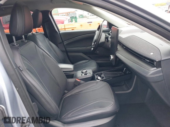 2022 Ford Mustang Mach-E Premium z VIN 3FMTK3SU4NMA04044, wystawiony jako IAAI lot #41839957 z przebiegiem 55 300 mil mil oraz . Historia ofert i sprzedaży dostępna na DreamBid. Obrazek 5.