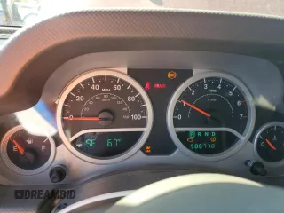 2008 Jeep Wrangler Unlimited Sahara z VIN 1J8GA59108L648333, wystawiony jako Copart lot #57430015 z przebiegiem 506 770 mil mil oraz Czysty tytuł • Clean title. Historia ofert i sprzedaży dostępna na DreamBid. Obrazek 9.