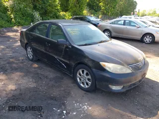 2006 Toyota Camry LE z VIN 4T1BF30KX6U628056, wystawiony jako IAAI lot #42410228 z przebiegiem 197 487 mil mil oraz . Historia ofert i sprzedaży dostępna na DreamBid. Obrazek 1.