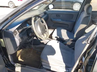 1998 Nissan Sentra XE z VIN 1N4AB41D8WC757796, wystawiony jako IAAI lot #41209171 z przebiegiem 160 108 mil mil oraz . Historia ofert i sprzedaży dostępna na DreamBid. Obrazek 5.