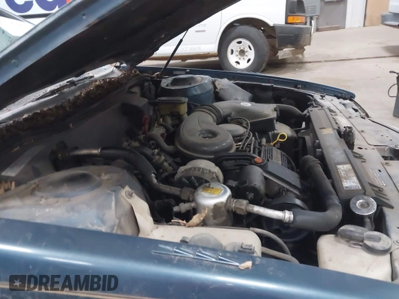 1990 Cadillac DeVille z VIN 1G6CD5331L4293427, wystawiony jako IAAI lot #41764635 z przebiegiem 198 499 mil mil oraz . Historia ofert i sprzedaży dostępna na DreamBid. Obrazek 13.