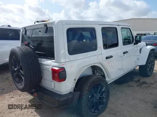 2024 Jeep Wrangler Sahara z VIN 1C4RJXP6XRW249035, wystawiony jako IAAI lot #42441640 z przebiegiem 34 128 mil mil oraz . Historia ofert i sprzedaży dostępna na DreamBid. Obrazek 4.
