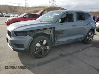2020 Volvo XC40 Momentum z VIN YV4162UK9L2325066, wystawiony jako Copart lot #51620135 z przebiegiem 32 267 mil mil oraz Szkoda całkowita • Salvage title. Historia ofert i sprzedaży dostępna na DreamBid. Obrazek 1.