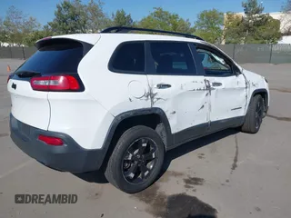 2018 Jeep Cherokee Latitude z VIN 1C4PJMCB7JD602016, wystawiony jako IAAI lot #42153460 z przebiegiem 97 757 mil mil oraz . Historia ofert i sprzedaży dostępna na DreamBid. Obrazek 4.