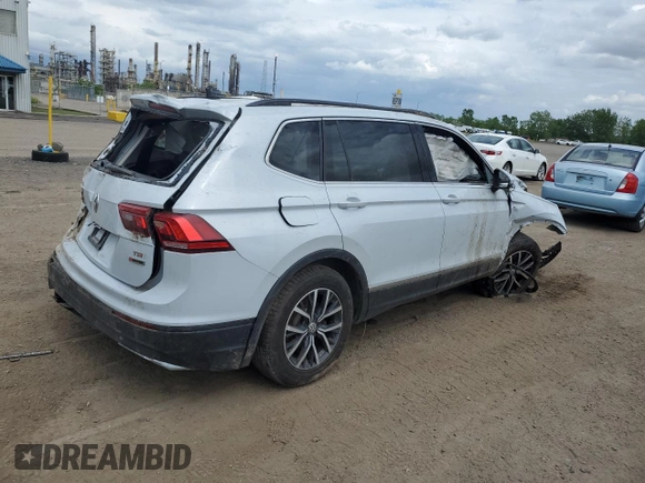2018 Volkswagen Tiguan SEL z VIN 3VV2B7AXXJM139608, wystawiony jako Copart lot #59742705 z przebiegiem Nie podano mil oraz Szkoda całkowita • Salvage title. Historia ofert i sprzedaży dostępna na DreamBid. Obrazek 3.