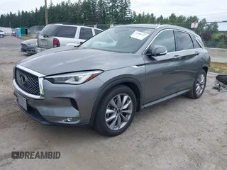 2020 Infiniti QX50 Luxe z VIN 3PCAJ5M1XLF117060, wystawiony jako IAAI lot #42500252 z przebiegiem 63 533 mil mil oraz . Historia ofert i sprzedaży dostępna na DreamBid. Obrazek 2.