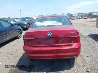 2017 Volkswagen Jetta S z VIN 3VW2B7AJ6HM232479, wystawiony jako IAAI lot #42579313 z przebiegiem 100 582 mil mil oraz . Historia ofert i sprzedaży dostępna na DreamBid. Obrazek 16.
