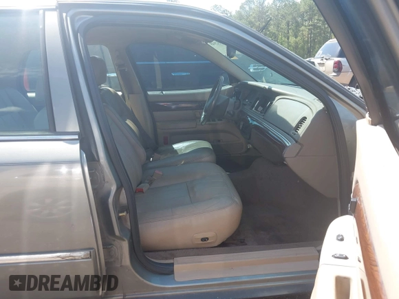 2003 Mercury Grand Marquis LS Premium z VIN 2MEFM75W53X691700, wystawiony jako IAAI lot #41952048 z przebiegiem 208 747 mil mil oraz . Historia ofert i sprzedaży dostępna na DreamBid. Obrazek 5.