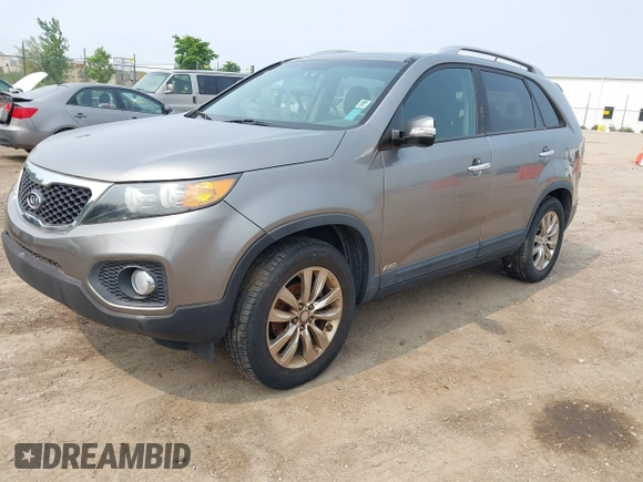 2011 Kia Sorento EX z VIN 5XYKUDA26BG062679, wystawiony jako IAAI lot #42471272 z przebiegiem 100 786 mil mil oraz . Historia ofert i sprzedaży dostępna na DreamBid. Obrazek 2.