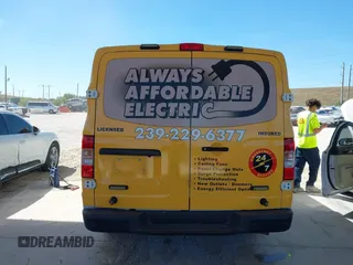 2017 Nissan NV Cargo S z VIN 1N6BF0KM7HN808851, wystawiony jako IAAI lot #41853575 z przebiegiem 93 893 mil mil oraz . Historia ofert i sprzedaży dostępna na DreamBid. Obrazek 16.