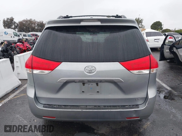 2014 Toyota Sienna LE AAS z VIN 5TDKK3DC1ES488954, wystawiony jako IAAI lot #41557423 z przebiegiem 144 031 mil mil oraz . Historia ofert i sprzedaży dostępna na DreamBid. Obrazek 16.