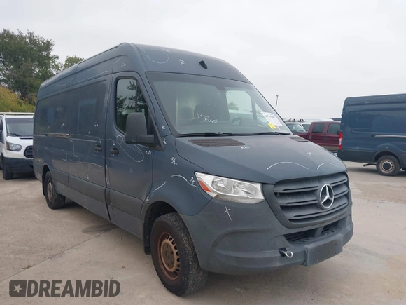 2019 Mercedes-Benz Sprinter Cargo z VIN WD4PF1CD9KP127024, wystawiony jako IAAI lot #40745606 z przebiegiem 127 630 mil mil oraz . Historia ofert i sprzedaży dostępna na DreamBid. Obrazek 1.