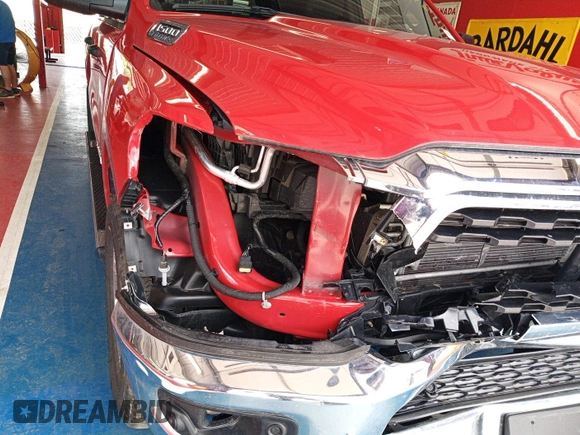 2023 Ram 1500 Big Horn z VIN 1C6RRFFG9PN561001, wystawiony jako IAAI lot #42575762 z przebiegiem 42 164 mil mil oraz . Historia ofert i sprzedaży dostępna na DreamBid. Obrazek 3.