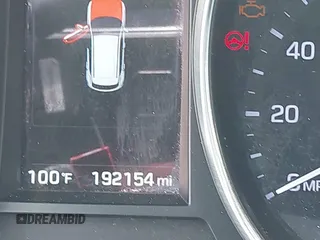 2017 Hyundai Santa Fe 2.4L z VIN 5NMZU3LB9HH034850, wystawiony jako IAAI lot #42342054 z przebiegiem 192 154 mil mil oraz . Historia ofert i sprzedaży dostępna na DreamBid. Obrazek 16.