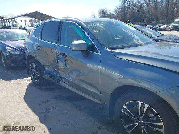 2018 Volvo XC60 Momentum with VIN LYV102RK5JB077990, listed as a IAAI auction lot 41640623 with 95,471 mi miles. Bid and sale history available at carsss.com. Image 6.