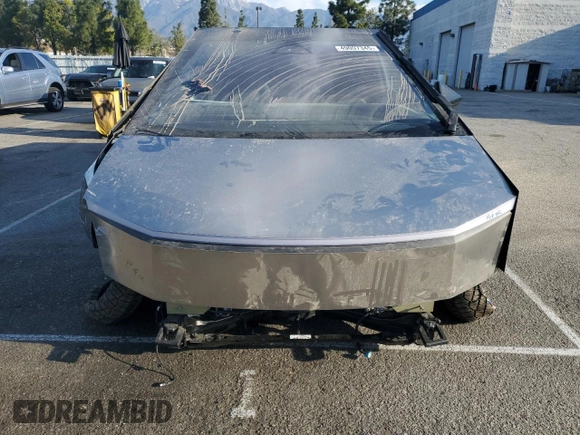 2024 Tesla Cybertruck z VIN 7G2CEHED8RA014228, wystawiony jako Copart lot #49007345 z przebiegiem 10 050 mil mil oraz Szkody całkowita. Historia ofert i sprzedaży dostępna na DreamBid. Obrazek 5.
