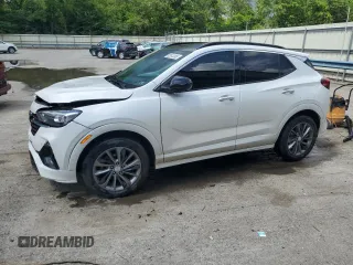 2021 Buick Encore GX Essence z VIN KL4MMGSL9MB166902, wystawiony jako Copart lot #62813305 z przebiegiem 52 591 mil mil oraz Szkoda całkowita • Salvage title. Historia ofert i sprzedaży dostępna na DreamBid. Obrazek 1.