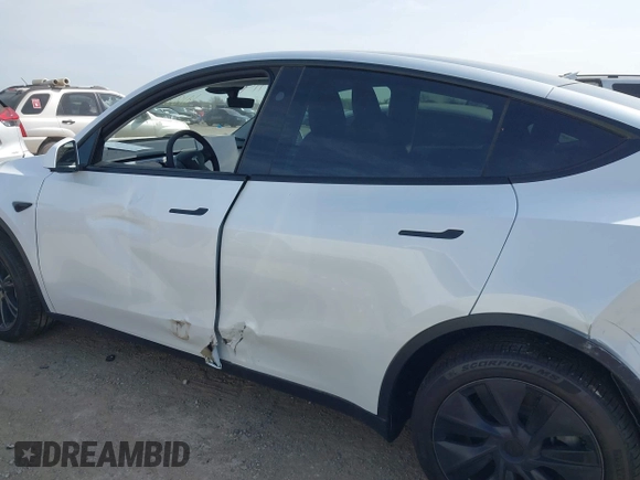2025 Tesla Model Y Long Range z VIN 7SAYGDED7SA373784, wystawiony jako IAAI lot #41881719 z przebiegiem 1 192 mil mil oraz . Historia ofert i sprzedaży dostępna na DreamBid. Obrazek 14.