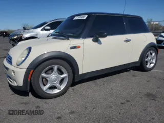 2006 MINI Hardtop z VIN WMWRC33506TJ73836, wystawiony jako Copart lot #57385905 z przebiegiem 105 592 mil mil oraz Szkoda całkowita • Salvage title. Historia ofert i sprzedaży dostępna na DreamBid. Obrazek 1.