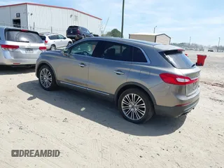 2017 Lincoln MKX Reserve z VIN 2LMPJ8LR4HBL41092, wystawiony jako IAAI lot #41815783 z przebiegiem 104 578 mil mil oraz . Historia ofert i sprzedaży dostępna na DreamBid. Obrazek 3.