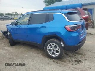 2025 Jeep Compass Latitude z VIN 3C4NJDBN2ST549479, wystawiony jako Copart lot #54985365 z przebiegiem 3 137 mil mil oraz Szkoda całkowita • Salvage title. Historia ofert i sprzedaży dostępna na DreamBid. Obrazek 2.