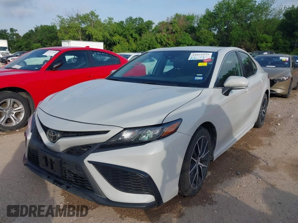 2023 Toyota Camry SE with VIN 4T1G11AK7PU090957, listed as a IAAI auction lot 42022132 with 62,556 mi miles. Bid and sale history available at carsss.com. Image 2.