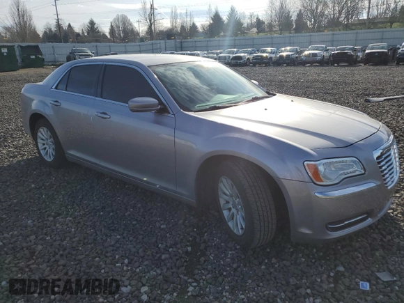 2013 Chrysler 300 z VIN 2C3CCAAG2DH697490, wystawiony jako Copart lot #88799405 z przebiegiem 95 165 mil mil oraz Czysty tytuł • Clean title. Historia ofert i sprzedaży dostępna na DreamBid. Obrazek 4.