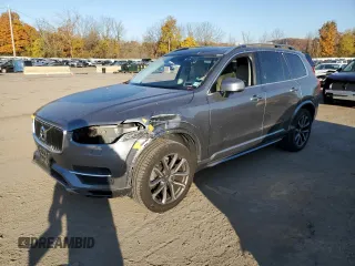 2017 Volvo XC90 Momentum z VIN YV4A22PK1H1185860, wystawiony jako Copart lot #51076015 z przebiegiem 37 854 mil mil oraz Szkody całkowita. Historia ofert i sprzedaży dostępna na DreamBid. Obrazek 1.