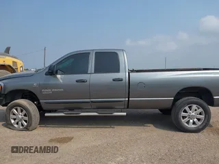 2006 Dodge 2500 SLT z VIN 1D7KS28C56J235984, wystawiony jako IAAI lot #42232600 z przebiegiem 366 134 mil mil oraz . Historia ofert i sprzedaży dostępna na DreamBid. Obrazek 14.