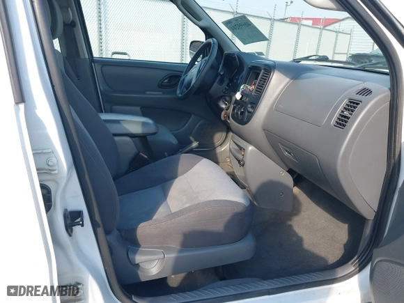 2003 Ford Escape XLS Popular with VIN 1FMYU92183KB46619, listed as a IAAI auction lot 40695244 with 0 mi miles. Bid and sale history available at carsss.com. Image 5.